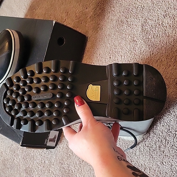 Like New Sorel Caribou Winter Boots - Picture 4 of 7